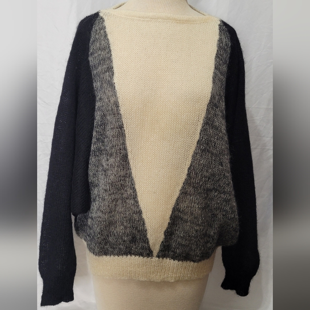 Vintage Black and Cream Batwing Sleeve Knit Sweater Size Small Great Condition